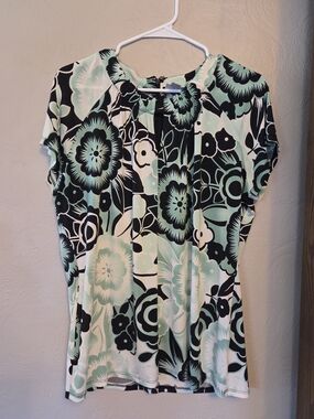 Classic Floral Short Sleeve Top in Mint and Black